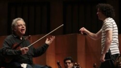 Itzhak Perlman talks with orchestra director Gustavo Dudamel in June 2009 during a rehearsal at the Teresa Careno theater in Caracas, Venezuela