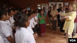 Clinton planteó que el dinero podría ser invertido en la protección del medio ambiente o en educación.