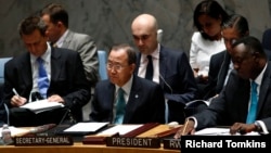 Tổng thư ký Liên hiệp quốc Ban Ki-moon (giữa) dự cuộc họp Hội đồng Bảo an Liên hiệp quốc về tình hình Trung Đông, 10/7/14