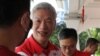 Lee Hsien Yang berbincang dengan warga menjelang pemilihan umum di Singapura 30 Juni 2020. (REUTERS / Dawn Chua)
