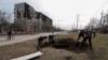 Người dân đào mồ chôn các nạn nhân thiệt mạng do bom đạn Nga ở Mariupol