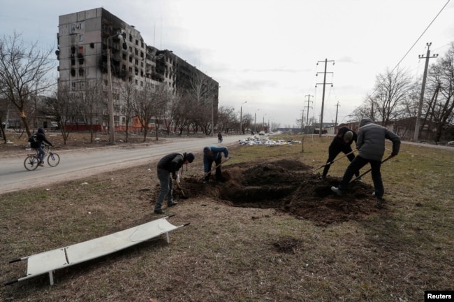 Mariupol'da hayatını kaybedenler için mezarlar kazılıyor