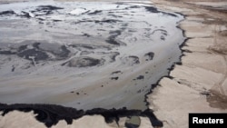 Minyak yang diperas dari tar sands atau pasir berminyak di dekat Fort McMurray, Alberta, Kanada (foto: ilustrasi).