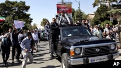 在伊朗总统鲁哈尼从美国返回德黑兰之际，一名抗议者靠近他的专车。（2013年9月28日） 