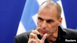 Greek Finance Minister Yanis Varoufakis addresses a news conference after an eurozone finance ministers meeting in Brussels, Belgium, Feb.16, 2015.