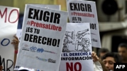 Trabajadores de los medios de comunicación y periodistas participan en una manifestación frente a las oficinas de las Naciones Unidas en Caracas el 3 de mayo de 2016 exigiendo más libertad de prensa en el Día Mundial de la Libertad de Prensa.