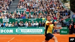 Stanislas Wawrinka dari Swiss saat mengembalikan bola dari Roger Federer dalam final turnamen Monte Carlo Tennis Masters di Monaco (20/4). 