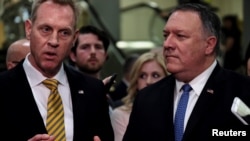 Penjabat Menhan AS Patrick Shanahan (kiri) dan Menlu Mike Pompeo berbicara kepada media usai memberi keterangan di depan para Senator AS, Selasa (21/5). 