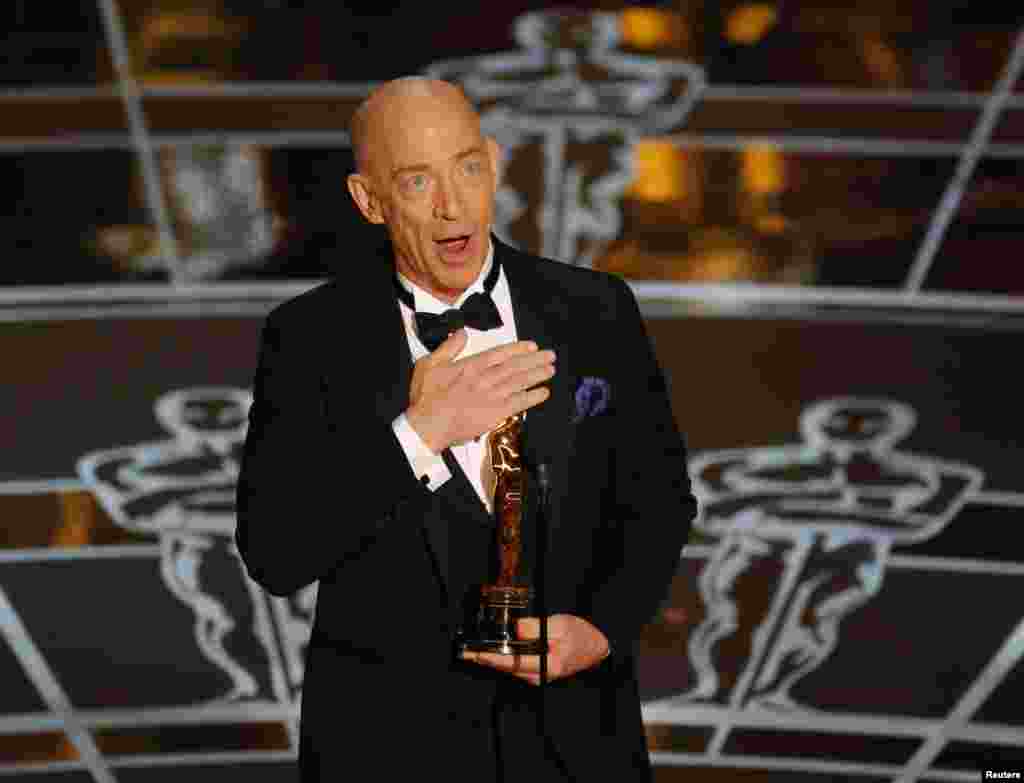 J.K. Simmons menerima piala Oscar untuk aktor pembantu terbaik untuk &quot;Whiplash&quot; dalam Academy Awards ke-87 di Hollywood, California (22/2). (Reuters/Mike Blake)