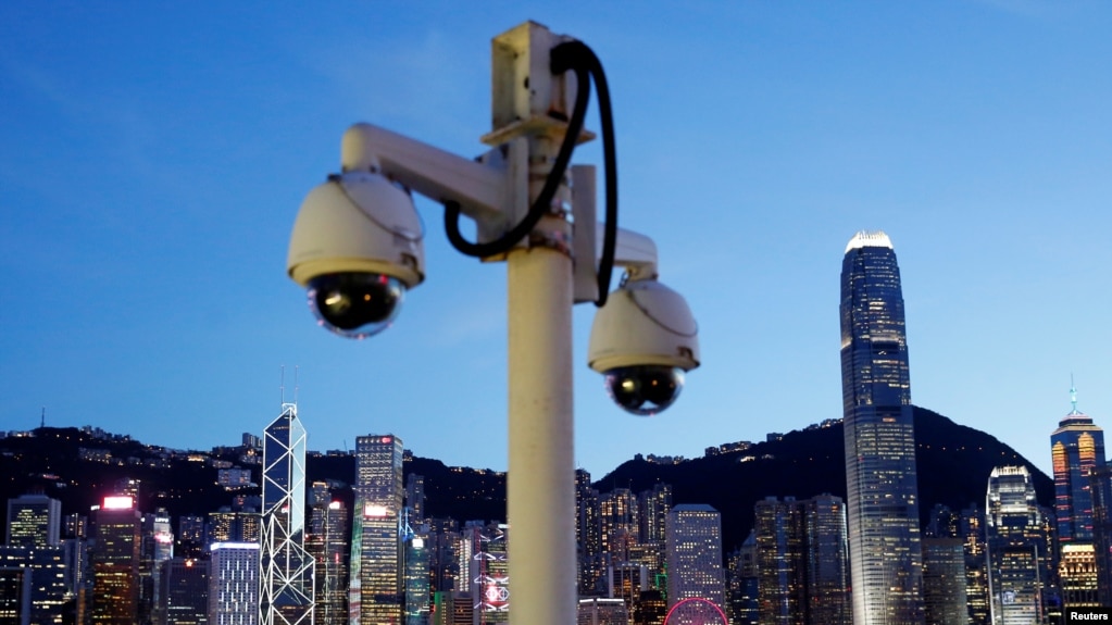 香港尖沙咀的监控摄像头和维多利亚海湾对面的香港岛 （2020年7月28日）(photo:VOA)