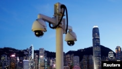 香港尖沙咀的監控攝像頭和維多利亞海灣對面的香港島（2020年7月28日）