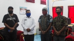 Bajalan mendapat perhatian pemerintah setempat, bertemu dengan pejabat Kab. Kepulauan Yapen, Sonny Woria. (foto: courtesy)