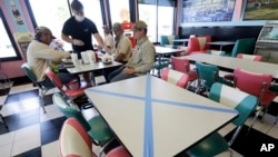 Sto u restoranu u Tenesiju obeležen da nije za sedenje zbog poštovanja pravila društvenog distanciranja (Foto: AP/Mark Humphrey)