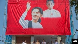 Aung San Suu Kyi fait un disours dans le QG de son parti à Rangoun, le 9 novembre 2015. 