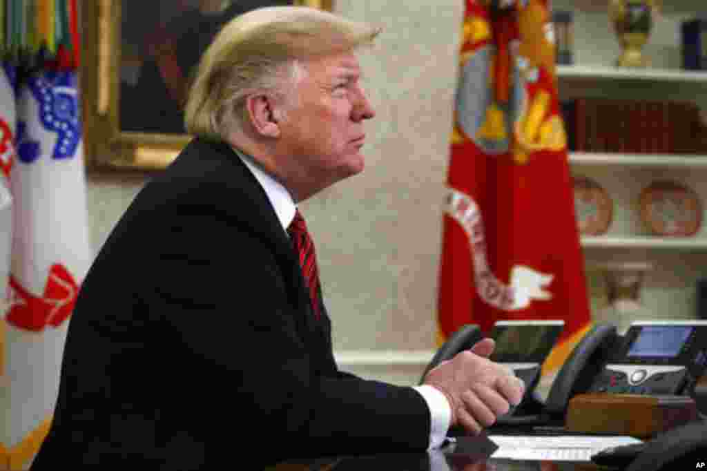 Rais Donald Trump akiwasikiliza wanajeshi wa vikosi vitano vya jeshi wakati akifanya maongozi nao siku ya Krismas, Disemba 25, 2018, katika ofisi yake ndani ya White House. Wanajeshi hao wako nchini Guam, Qatar na Alaska na makundi mawili yako Bahrain.