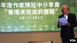 香港書展年度作家陳冠中在書展座談會上表態支持"和平佔中"爭普選運動 (美國之音湯惠芸)
