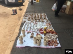 Even street vendors in Zimbabwe are struggling, occupying almost all available space in Harare's streets, Oct. 2017. (S. Mhofu/VOA)