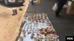 FILE: Even street vendors in Zimbabwe are struggling, occupying almost all available space in Harare's streets, Oct. 2017. (S. Mhofu/VOA)
Description: Even street vendors in Zimbabwe are struggling, occupying almost all available space in Harare's streets, Oct. 2017(S.Mhofu/VOA)