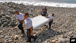 Các nhà điều tra trước đây đã xác nhận một mảnh vỡ máy bay được tìm thấy trên đảo Réunion của Pháp vào tháng 7 năm 2015 là một phần của MH370.