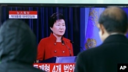 Người dân Hàn Quốc xem truyền hình trực tiếp cuộc họp báo của Tổng thống Park Geun-hye ở nhà ga Seoul ngày 13/1/2016.