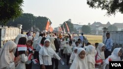 Ribuan murid SD, SMP hingga SMA di kota Yogyakarta ikut memeriahkan kirab obor Asian Games di Alun-ALun Utara Kraton Yogyakarta,Kamis (19/7). (Foto: VOA/Munarsih Sahana).