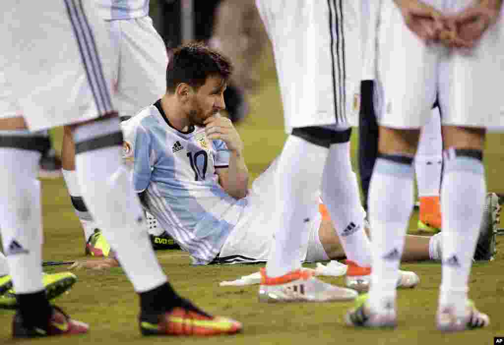 Lionel Messi da sauran &#39;yan wasan Argentina su na jiran a gudanar da bukin bayar da kofi da lambobi bayan da Chile ta doke su a gasar Copa America.