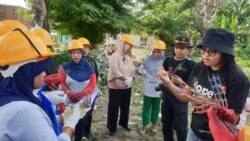 Danni Rossa Wahyuningdita (topi hitam berkacamata) memberikan penjelasan mengenai cara mengikat sambungan besi pondasi dan tiang untuk konstruksi rumah tahan gempa kepada sejumlah ibu-ibu peserta pelatihan Pre-Event Ibu Pelopor Rekonstruksi, 7 Desember 2019.