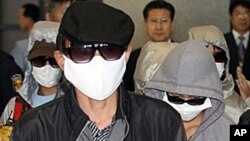 지난해 10월 한국 인천공항을 통해 입국하는 탈북자들 (자료사진).