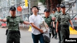 Anh Joshua Wong ra tù hôm 17/6 và tham gia ngay vào các cuộc biểu tình.
