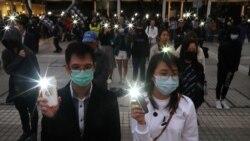 Una marcha de manifestantes en Hong Kong recordó a los muertos y heridos en las protestas durante el año que se va.