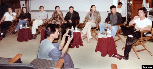 Katie Lương tại Cinema Symposium, UCLA 2002. Từ trái qua: đạo diễn Timothy Linh Bùi, nhà sản xuất Thanh Trúc Nguyễn, đạo diễn Nguyễn Võ Nghiêm Minh, tài tử Kiều Chinh, đạo diễn Victor Vũ, Katie Lương, đạo diễn Charlie Nguyễn, và tài tử Billinjer Trần. (Hình: Ysa Lê)