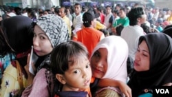 Serombongan TKI/TKW mengantri di bandara Kuala Lumpur (foto:dok). Sekitar 4,5 juta tenaga kerja Indonesia terancam tidak dapat menggunakan hak pilihnya dalam pemilu mendatang. 