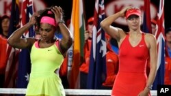 Photo d'archives: Serena Williams des Etats-Unis, à gauche, et Maria Sharapova de la Russie, à droite, au championnat de tennis Open d'Australie à Melbourne, en Australie, le samedi 31 janvier 2015. (AP photo/Vincent Thian)