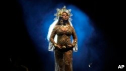 Beyonce, embarazada de mellizos, cantó dos de las canciones de su álbum "Lemonade". Beyonce interpretó "Love Drought" y "Sandcastles".