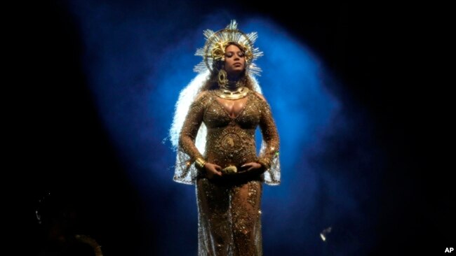 Beyonce, embarazada de mellizos, cantó dos de las canciones de su álbum "Lemonade". Beyonce interpretó "Love Drought" y "Sandcastles".