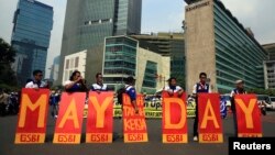 Para anggota Serikat Pekerja Indonesia yang tergabung dalam KSPI turun ke jalanan ibukota dalam pawai memperingati Hari Buruh di Jakarta (1/5).