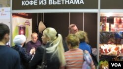 俄越貿易規模仍然很小。 2012年年末在莫斯科的一次展覽會上，越南高山咖啡受到歡迎。（美國之音白樺攝）