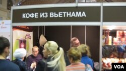 Khách hàng Nga tỏ ra thích cà phê từ vùng cao nguyên của Việt Nam tại hội chợ triễn lãm thương mại ở Moscow (ảnh tư liệu cuối năm 2012).