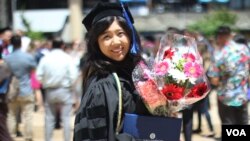 ນາງສາວ Joanna Han ສຸກສະວົງ ອາຍຸ 26 ປີ ສຳເລັດ ປະລິນຍາເອກຝ່າຍ ເພສັດຊະກຳ ຫລື pharmacy ແລະໄດ້ຮັບ ປະລິນຍາໂທ ຝ່າຍສາທາລະນະສຸກ.