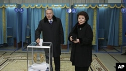 President Nursultan Nazarbayev and his wife Sara cast their votes at a polling station in Kazakhstan's capital Astana, April 3, 2011