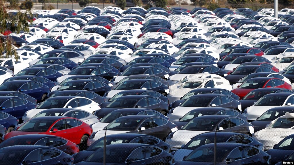 Resultado de imagem para Tesla Model 3 parking lots