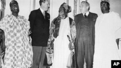 Sardauna Sir Ahmadu Bello da wasu shugabannin Najeriya a London shekarar 1957