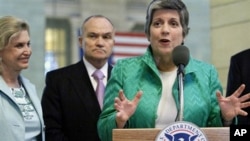 U.S. Rep. Carolyn Maloney (l), and NYC Police Commissioner Ray Kelly, listen as Secretary of Homeland Security Janet Napolitano speaks during a news conference in New York, April 20, 2011