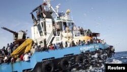 Des migrants Somaliens, Soudanais et Ethiopiens, transportés à bord d’un bateau de l’armée libyenne après avoir été secourus près de la côte de Misrata, Libye, 3 mai 2015. 