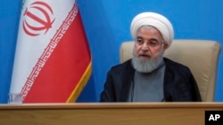 하산 로하니 이란 대통령이 25일 테헤란에서 보건부 인사들과의 회담에 참석했다. 