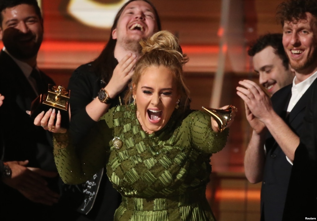 Adele rompe el Grammy tras hacer el récord del año por "Hola" en la 59&deg; entrega anual de premios Grammy en Los Ángeles, California, el 12 de febrero de 2017.