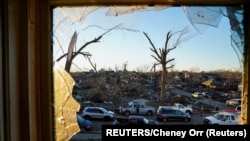 Pogled sa prozora kuće porodice nakon razornog tornada koji je zahvatio nekoliko američkih država, Mayfield, Kentucky, 12. decembra 2021.
