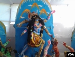 An idol of Hindu goddess Kali is vandalized in Serajganj, Bangladesh, Nov. 6, 2016. According to the Hindu rights activists, this year more than 550 cases of attacks on Hindu temples and idols have taken place in Bangladesh. (S. Newaz/VOA)
