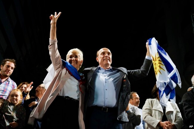 El candidato presidencial del gobernante Frente Amplio de Uruguay, Daniel Martínez, saluda a sus seguidores en Montevideo, Uruguay, el domingo, 24 de noviembre de 2019.