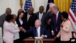 Президент Джо Байден подписывает закон о признании Дня отмены рабства федеральным праздником, 17 июня 2021 года